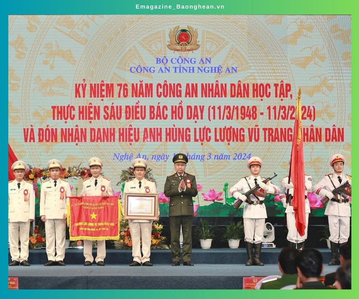 Đại tướng Tô Lâm - Ủy viên Bộ Chính trị, Bộ trưởng Bộ Công an (nay là Tổng Bí thư) trao danh hiệu Anh hùng Lực lượng vũ trang nhân dân cho Công an Nghệ An. Ảnh: CANA