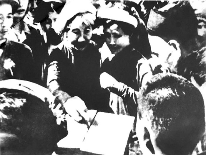 Mùa Xuân năm Bính Tuất 1946, lần đầu tiên người dân Việt Nam được cầm lá phiếu bầu cử, chọn những đại biểu xứng đáng nhất đại diện cho quyền làm chủ của mình bầu vào Quốc hội. Ảnh: Tư liệu