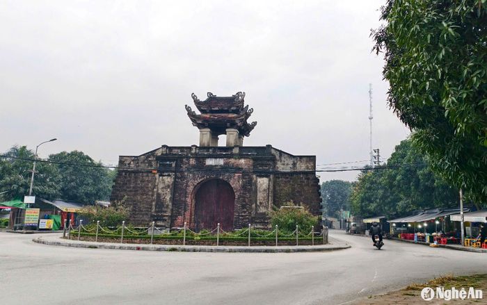 Một số hàng quán khu vực thành cổ Vinh mở xuyên đêm để phục vụ khách. Ảnh: Diệp Thanh