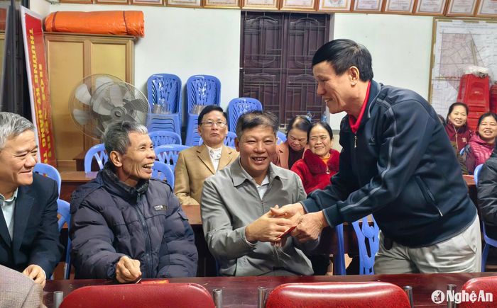 Sau nghi thức chào cờ, ban cán sự khối sẽ mừng tuổi cho những người tham gia. Những phong bao lì xì đỏ thắm được xem như món quà may mắn đầu năm, đem lại những điều tốt lành, hạnh phúc. Ảnh: Diệp Thanh