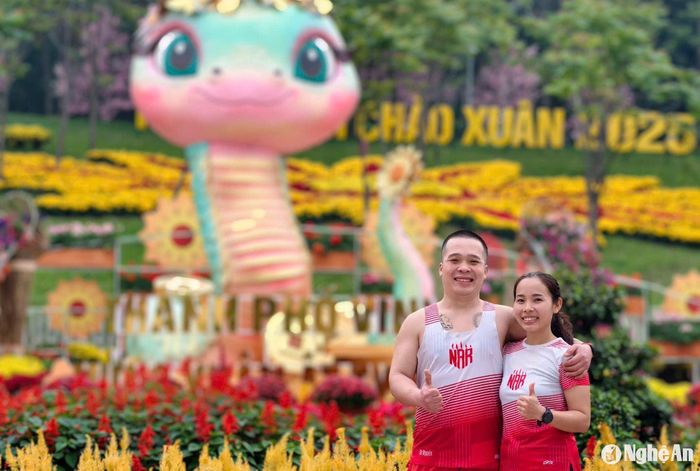 Cặp vợ chồng này cùng những người bạn trong Câu lạc bộ Nghệ An Runners đã thức dậy từ 4 giờ sáng để hoàn thành 25 km đường chạy đầu tiên của năm mới, chào đón Xuân Ất Tỵ 2025. Ảnh: Diệp Thanh