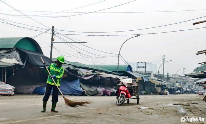 Quang cảnh chợ Vinh sáng mồng 1 Tết. Để có được sự sạch sẽ, tinh tươm này, những người lao công đã làm việc xuyên đêm. Ảnh: Diệp Thanh