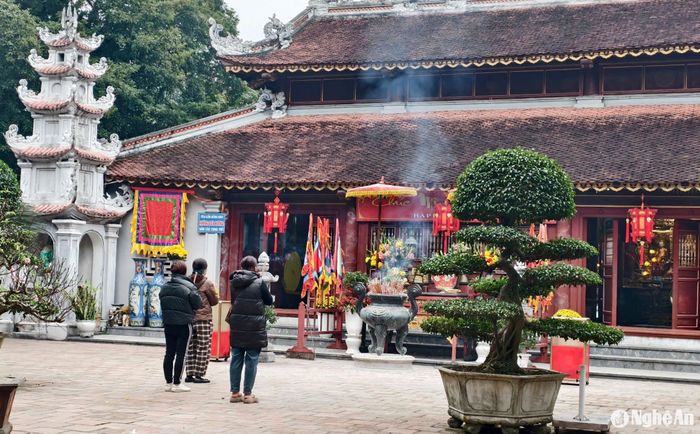 Đền Hồng Sơn là một trong những địa điểm được nhiều người dân đến vãn cảnh, thắp hương vào ngày đầu năm mới. Ảnh: Diệp Thanh