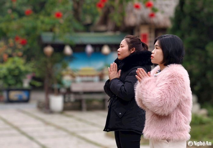 Người dân vãn cảnh và cầu bình an tại Tùng Lâm Diệc Cổ (chùa Diệc) trong ngày đầu tiên của năm mới. Ảnh: Diệp Thanh