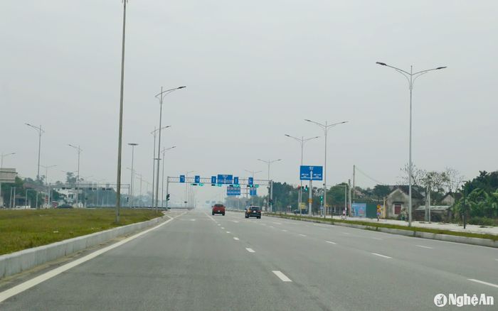 Nhiều người dân chọn khởi hành năm mới với hành trình thênh thang của Đại lộ 72m, nối từ trung tâm thành phố Vinh đến biển Cửa Lò. Ảnh: Diệp Thanh