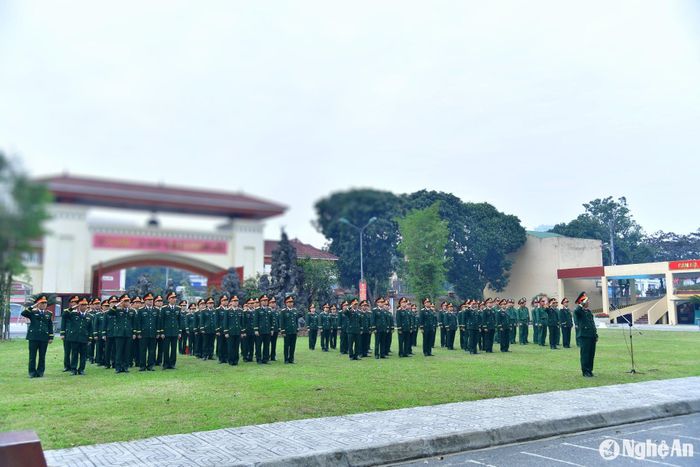 Cán bộ, chiến sĩ Bộ Chỉ huy Quân sự tỉnh Nghệ An trang nghiêm thực hiện nghi thức chào cờ nhân dịp đầu Xuân Ất Tỵ 2025. Ảnh: Hoàng Anh