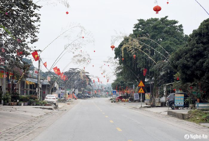 Tuyến Quốc lộ 7A qua trung tâm xã Tường Sơn (Anh Sơn) ngày thường nhộn nhịp nhưng thời điểm này rất vắng vẻ. Ảnh: Công Kiên