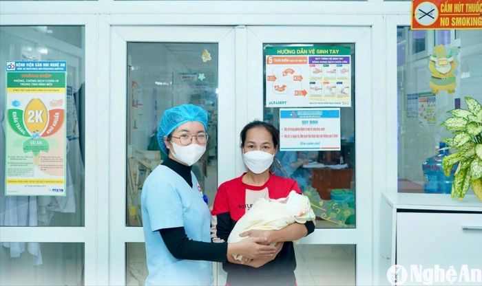 Chị Nguyễn Thị Hoa xúc động khi được đưa con về nhà chăm sóc. Ảnh: BVSN