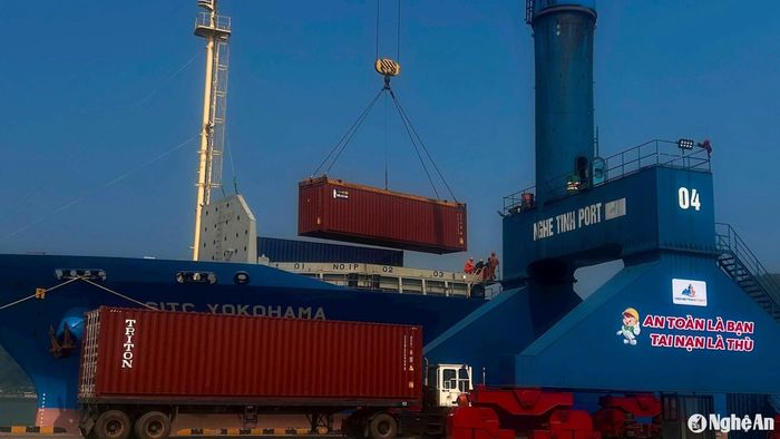 Xếp dỡ hàng Container lên tàu quốc tế ở Cảng Cửa Lò. Ảnh: Trân Châu