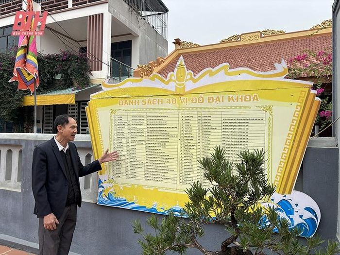 Ông Nguyễn Văn Kỳ tự hào giới thiệu truyền thống hiếu học ở Hoằng Bột.