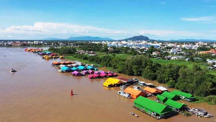 Làng bè đa sắc màu ở ngã 3 sông Châu Đốc