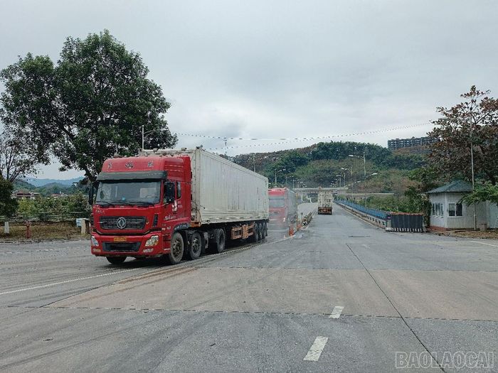  Hoạt động xuất - nhập khẩu hàng hóa qua Cửa khẩu Quốc tế đường bộ số II Kim Thành. 