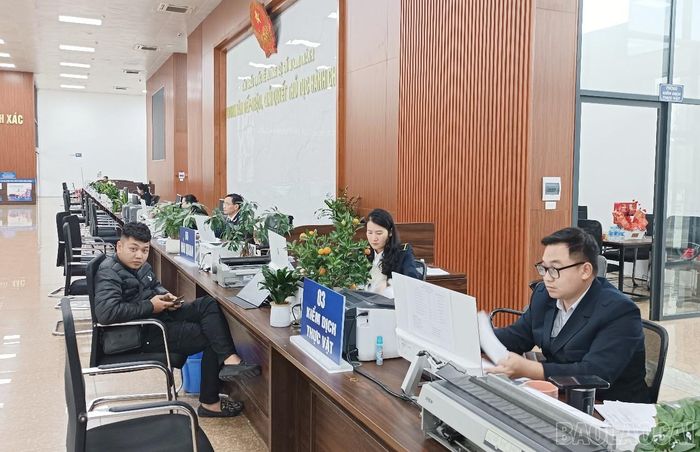  Lực lượng chức năng tại Cửa khẩu Quốc tế đường bộ số II Kim Thành trực giải quyết thủ tục hải quan cho doanh nghiệp. 