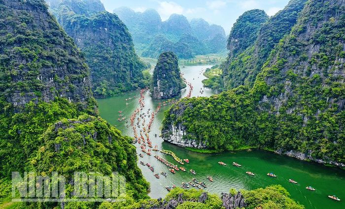 Lễ hội Tràng An luôn thu hút đông du khách về với Ninh Bình.