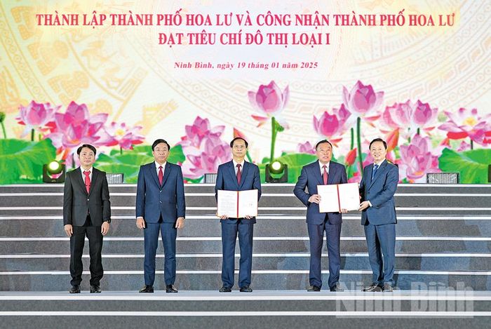 Phó Thủ tướng Chính phủ Trần Hồng Hà trao các quyết định cho lãnh đạo thành phố Hoa Lư tại Lễ công bố thành lập thành phố Hoa Lư và công nhận thành phố Hoa Lư đạt tiêu chí đô thị loại I.