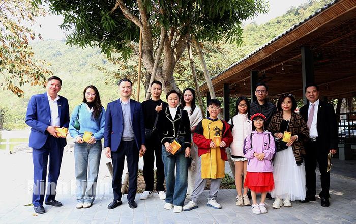Lãnh đạo Sở Du lịch tặng quà những vị khách đầu tiên về Khu du lịch sinh thái Thung Nham.