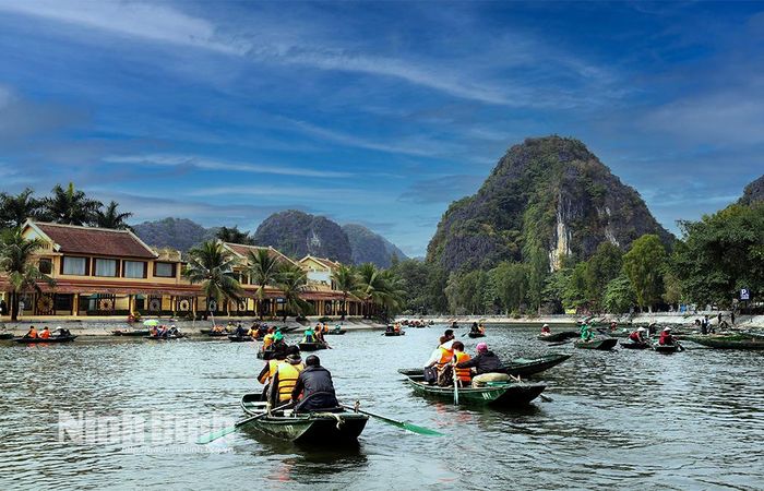 Du khách tham quan Tam Cốc.