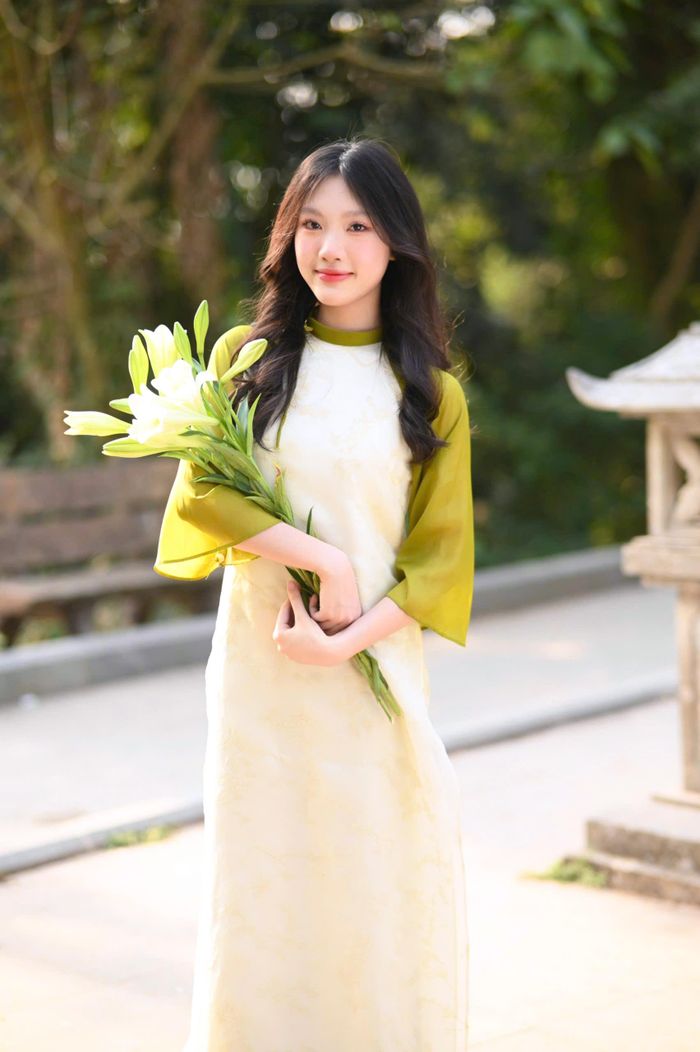 “Năm nào tôi cũng chọn cho mình tà áo dài truyền thống trong những ngày đầu Xuân và chụp những bộ ảnh kỷ niệm với mong muốn một năm mới rực rỡ nhiều may mắn” - chị Đỗ Thị Thanh Tuyền, phường Nông Trang, thành phố Việt Trì chia sẻ.