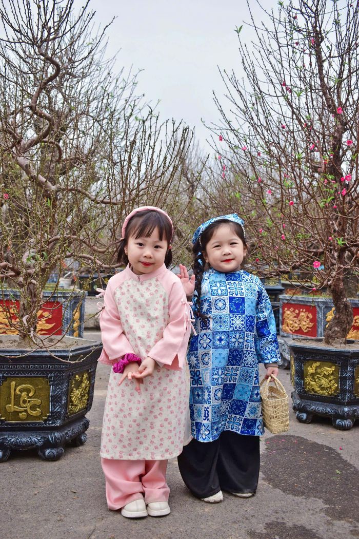 Nhiều em bé được bố mẹ cho diện những bộ áo dài đón Xuân mới. Áo dài dành cho trẻ em thường có màu sắc rực rỡ, in họa tiết dễ thương và nhí nhảnh.