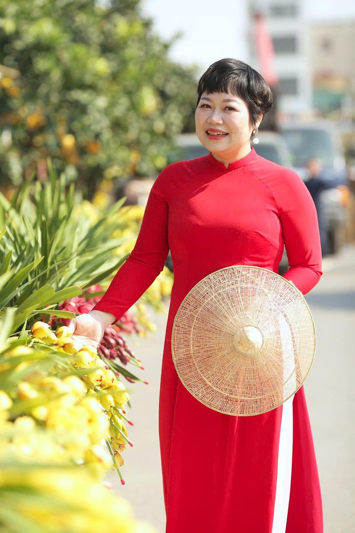 Trong không khí những ngày đầu Xuân mới, nhiều người đã chọn cho mình tà áo dài thướt tha rực rỡ sắc màu để du Xuân.