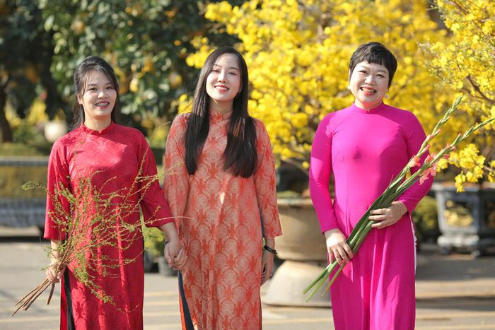 Những tà áo dài nhẹ nhàng tung bay giữa phố, hòa cùng cảnh vật đất trời đang vào Xuân đã tạo nên những bức tranh tuyệt đẹp chào đón Xuân mới Ất Tỵ 2025 đầy sức sống.