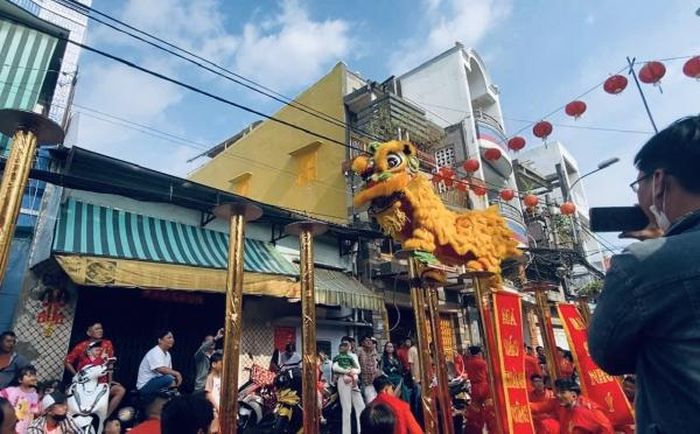 Một chú lân vàng lên Mai Hoa Thung ngay trên đường phố.
