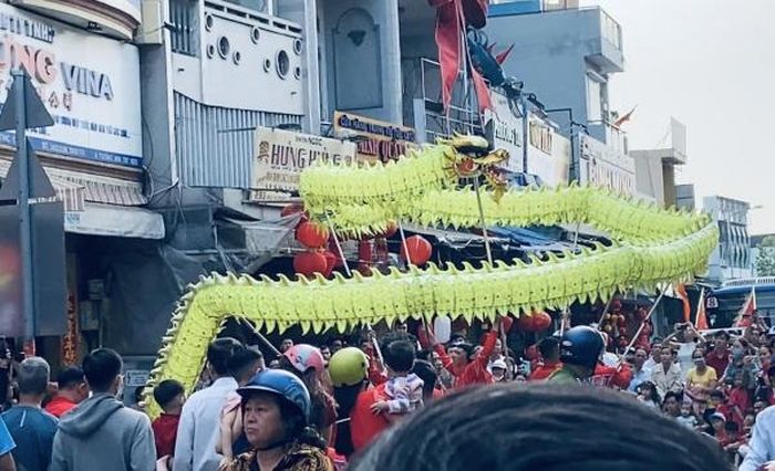 Chỉ cần nghe tiếng trống lân là mọi người đều bỏ dở công việc để ra thưởng ngoạn.