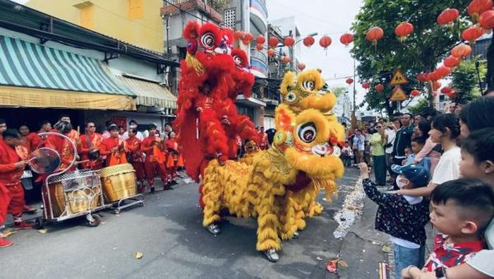 Hình ảnh những chú lân đủ sắc màu, rực rỡ thu hút trẻ em.