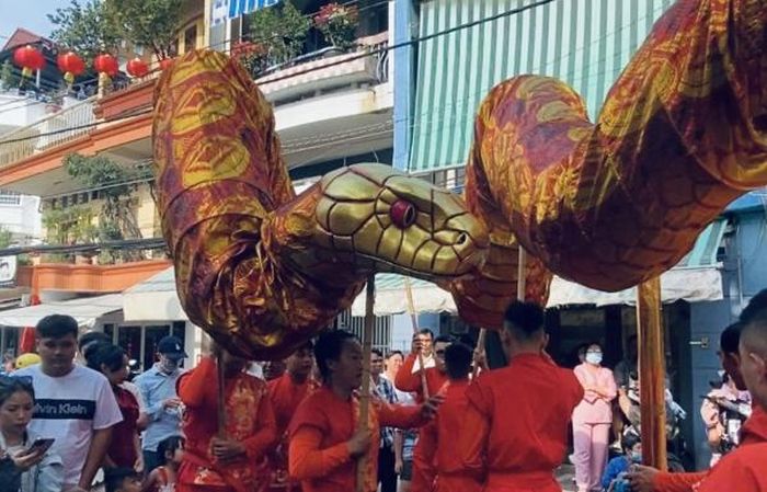 Nam Ất Tỵ nên nhiều đoàn lân còn thêm tiết mục múa rắn.