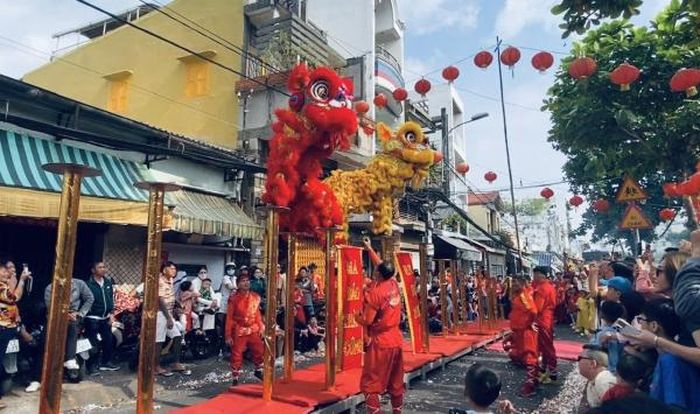 Tại các quận 5, 6,8, 11, nơi có nhiều người Hoa sinh sống, các đoàn lân thường tụ tập về biểu diễn.