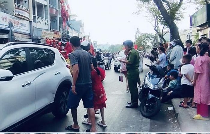 Để đảm bảo an toàn cho người dân, Công an phường cắt cử cán bộ chiến sĩ giữ an ninh trật tự ở những khu vực lân biểu diễn.