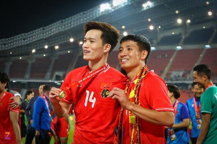 Hoàng Đức và Bùi Tiến Dũng ăn mừng chức vô địch ASEAN Cup 2024. Ảnh: Minh Chiến