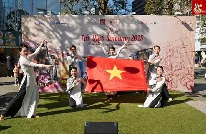 Lá cờ đỏ sao vàng tung bay tại Lễ hội Tết Việt Saitama 2025. (Nguồn: Hội người Việt Nam tại Saitama)