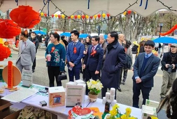  Đại sứ Phạm Quang Hiệu và phu nhân cùng các đại biểu trải nghiệm và thăm quan Lễ hội. (Nguồn: Hội người Việt Nam tại Saitama) 