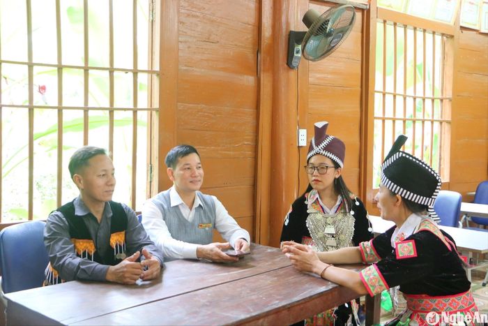 Lãnh đạo Đảng ủy xã Lưu Kiền và Chi ủy Chi bộ bản Lưu Thông trao đổi với đảng viên trẻ Vừ Thị Thu Trang. Ảnh: Quỳnh An