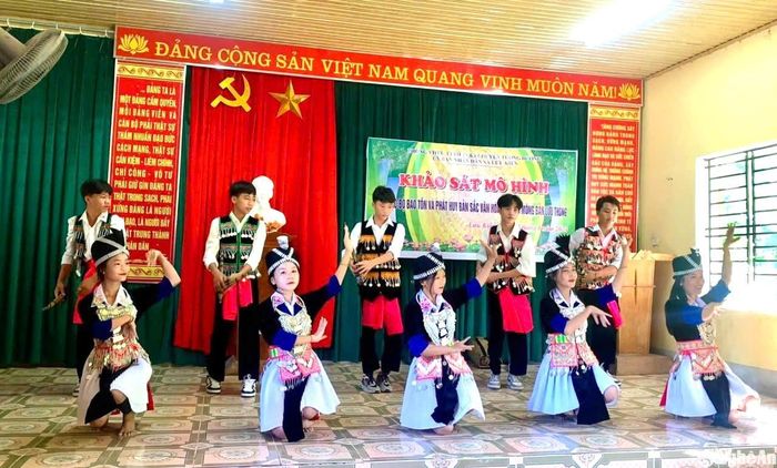 Các thành viên trẻ của CLB Bảo tồn và phát huy bản sắc văn hóa dân tộc Mông bản Lưu Thông trình diễn. Ảnh: CSCC