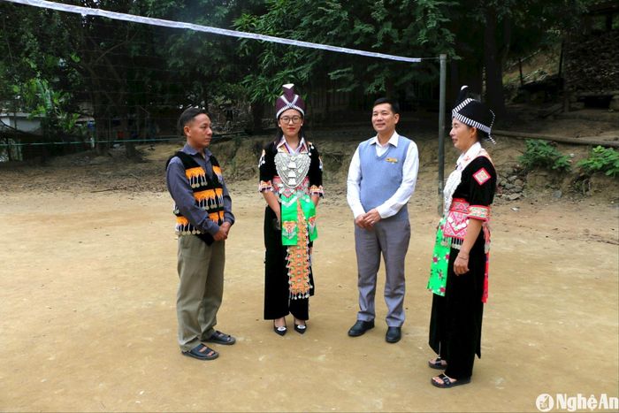 Vừ Thị Thu Trang (thứ 2 trái sang) là đảng viên nữ người Mông thứ hai được kết nạp ở bản Lưu Thông sau Bí thư Chi bộ Vừ Y Dở (ngoài cùng bên phải). Ảnh: Khánh Ly