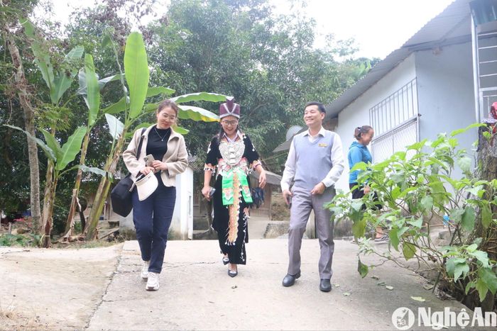 Đảng viên trẻ người Mông Vừ Thị Thu Trang trò chuyện với phóng viên Báo Nghệ An và lãnh đạo Đảng ủy xã Lưu Kiền. Ảnh: Quỳnh An