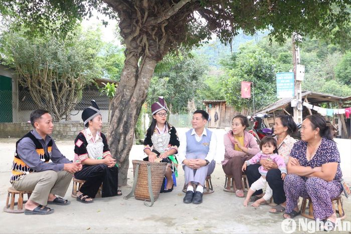 Nữ đảng viên trẻ Vừ Thị Thu Trang (giữa) trò chuyện với lãnh đạo Đảng ủy xã Lưu Kiền, cán bộ bản Lưu Thông và phụ nữ trong bản. Ảnh: Quỳnh An