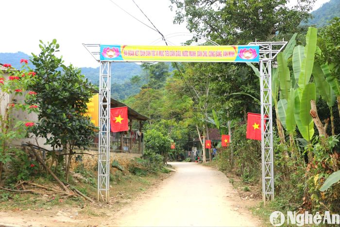 Đường vào bản Mông Lưu Thông, xã Lưu Kiền. Ảnh: Khánh Ly