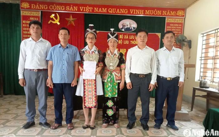 Đảng viên trẻ Vừ Thị Thu Trang (thứ ba trái sang) tại lễ kết nạp đảng. Ảnh: CSCC