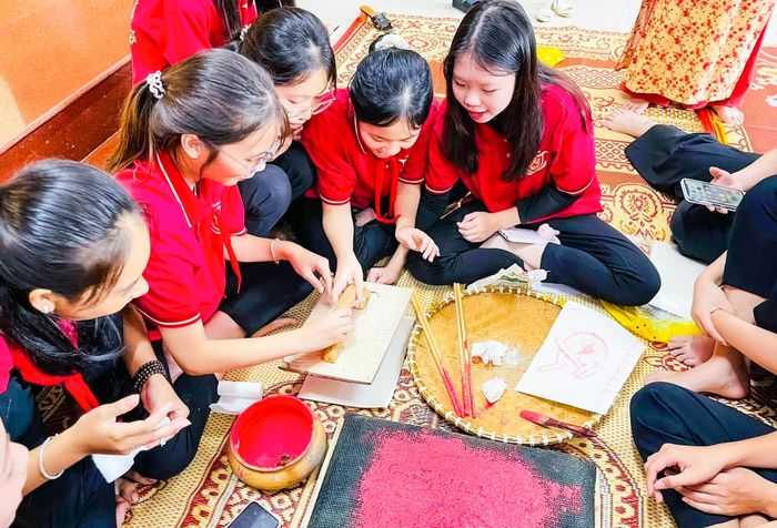 Trải nghiệm in ấn tài liệu tại Bảo tàng Xô viết Nghệ Tĩnh. Ảnh: Minh Quân