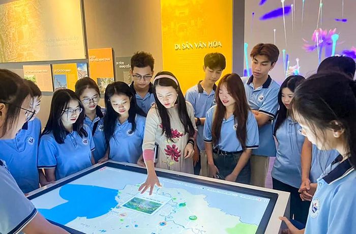 Trải nghiệm màn hình chạm tại Bảo tàng Nghệ An. Ảnh: Minh Quân