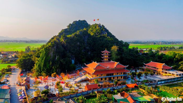 Chùa Cổ Am ở xã Minh Châu (Diễn Châu), tọa lạc dưới chân núi, xung quanh là làng mạc và cánh đồng bao la. Đây cũng là một điểm đến được nhiều du khách lựa chọn trong những ngày đón Xuân. Ảnh: Hồ Nhật Thanh