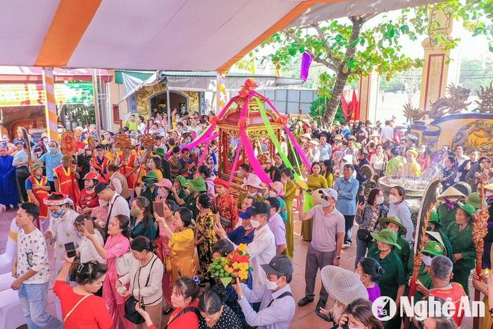 Đền Hoàng Mười ở xã Thịnh Mỹ (Hưng Nguyên) là ngôi đền nổi tiếng linh thiêng, nơi thờ một vị tướng của nghĩa quân Lam Sơn, có công giúp Lê Lợi đánh đuổi giặc Minh xâm lược. Đền Hoàng Mười thường xuyên đón du khách khắp mọi vùng, miền về cầu lộc, cầu an và thực hành các nghi lễ, tín ngưỡng. Ảnh: Đình Tuyên