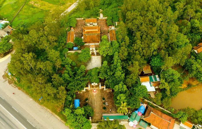 Đền Cuông nằm dưới chân núi Mộ Dạ, thuộc địa phận xã Diễn An (Diễn Châu) là nơi thờ Thục Phán An Dương Vương. Là điểm đến linh thiêng, lại nằm cạnh quốc lộ 1A nên đền Cuông thu hút nhiều du khách đến chiêm bái và cầu phúc, lộc. Ảnh: Sách Nguyễn