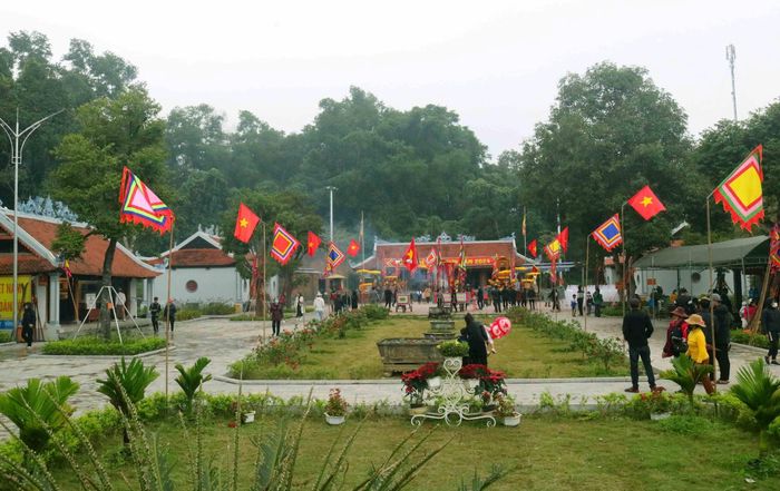Nằm ở xã Bồi Sơn (Đô Lương), đền Quả Sơn được biết đến là 1 trong 4 ngôi đền linh thiêng bậc nhất xứ Nghệ (tứ linh). Đền Quả Sơn thờ Uy Minh Vương Lý Nhật Quang, người có công khai phá và bảo vệ vùng đất xứ Nghệ. Dịp đầu Xuân, đền Quả Sơn đón một lượng du khách lớn về chiêm bái và hành lễ. Ảnh: Huy Thư