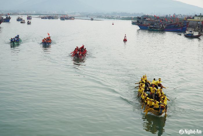 Các đội đua tranh tài. Ảnh: Thanh Thủy