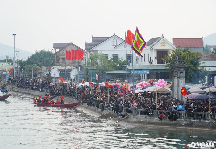 Đông đảo người dân đến xem, cổ vũ cho các đội đua. Ảnh: Thanh Thủy