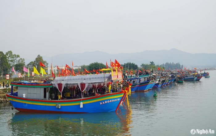 Các thuyền đua tập kết ở cửa biển Lạch Cờn. Ảnh: Thanh Thủy